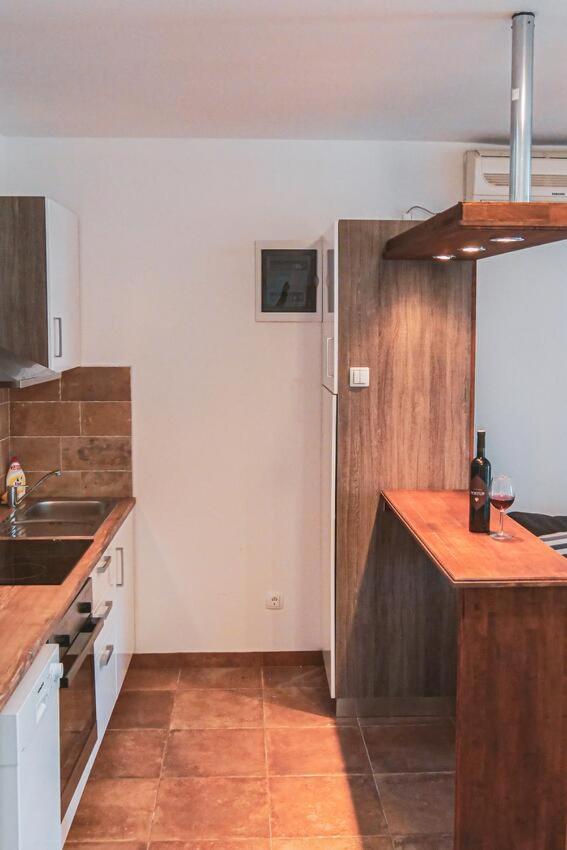 Fully Renovated One Bedroom Apartment With A Seaview - A Sevid Esterno foto